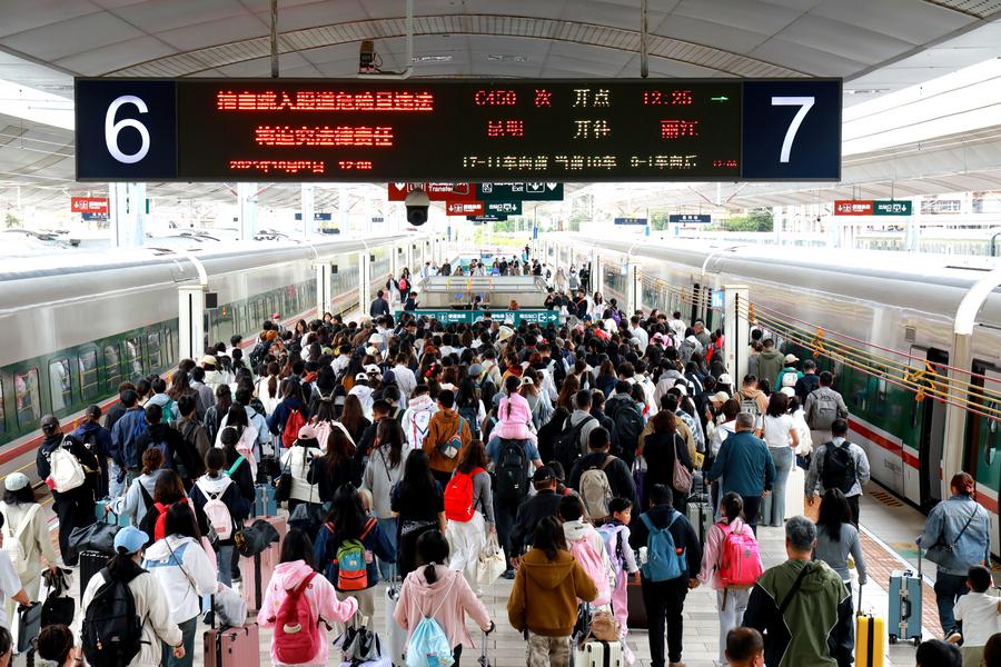 Viagens ferroviárias de passageiros da China atingem recorde no Dia Nacional
