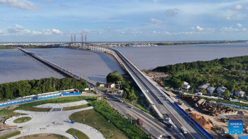 Ponte sobre o rio Demerara, construída pela China, é aberta ao tráfego na Guiana