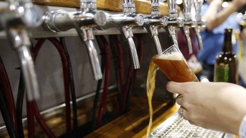 Observatório Econômico: História de sucesso da cerveja artesanal americana é ameaçada pelas tarifas de Trump