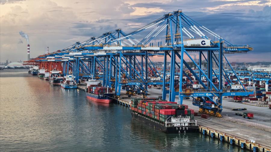 Comércio exterior da China sobe 4% nos primeiros 9 meses