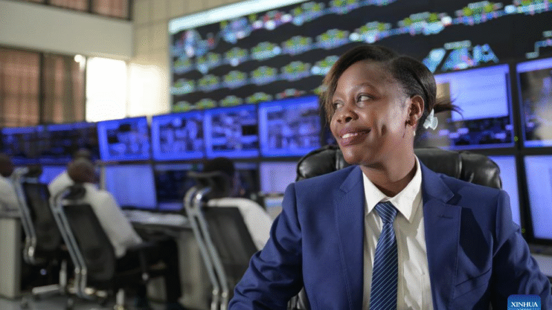 Destaque: Ao longo de uma ferrovia construída pela China, despachante queniana conduz mudança nos trilhos