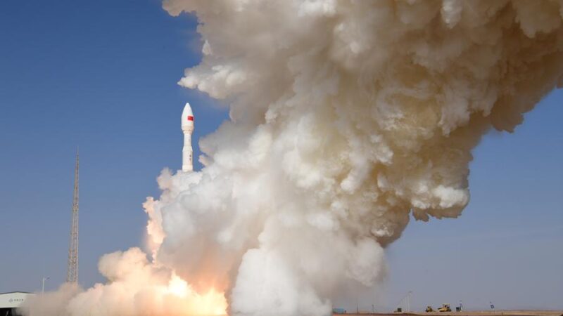 Foguete da China envia satélite de sensoriamento remoto do Paquistão para órbita