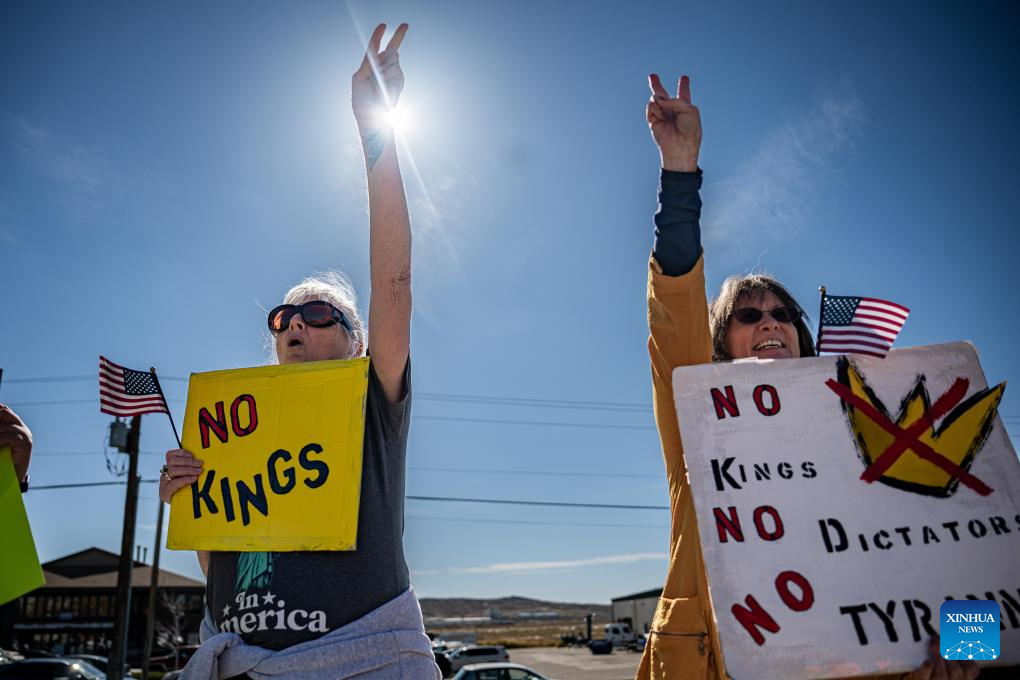 Milhões de pessoas participam de protestos “No Kings” nos EUA em meio à paralisação prolongada do governo