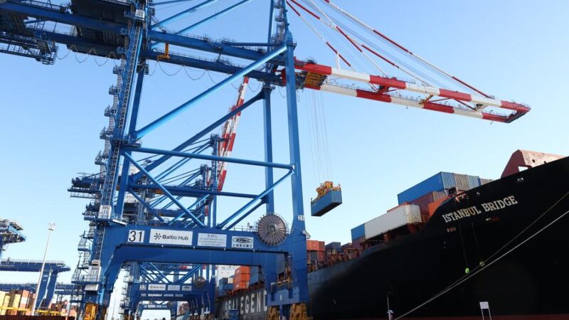 Primeiro navio porta-contêineres na rota China-Europa pelo Ártico chega a Gdansk, Polônia