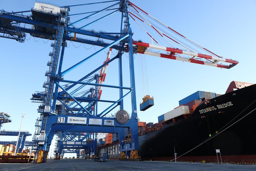 Primeiro navio porta-contêineres na rota China-Europa pelo Ártico chega a Gdansk, Polônia