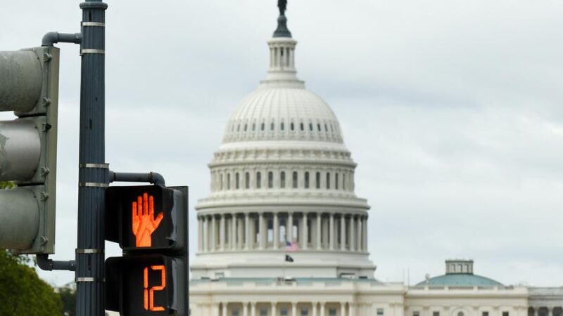 Destaque: Funcionários federais fazem fila para receber ajuda alimentar enquanto paralisação do governo dos EUA entra na terceira semana