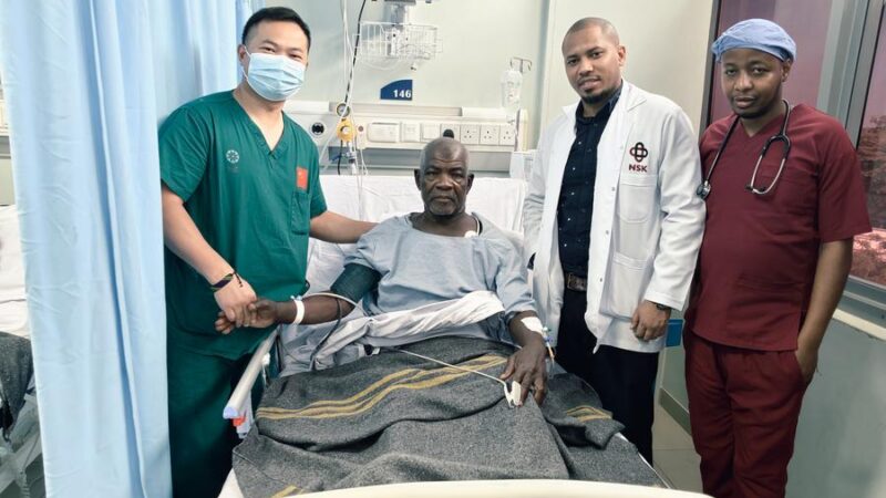 Idoso de Zanzibar, na Tanzânia, ganha nova chance de vida graças à experiência médica chinesa