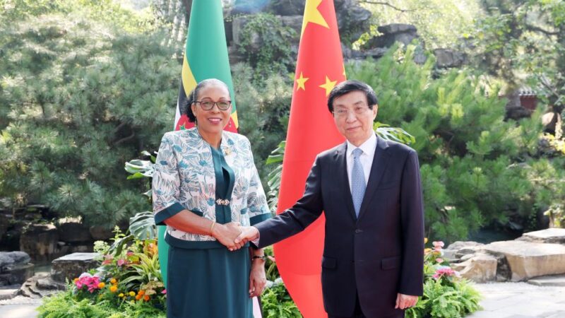 Mais alto conselheiro político da China reúne-se com presidente da Dominica