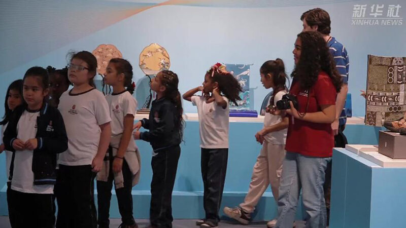 Seda como elemento de união e intercâmbio cultural é tema de exposição em São Paulo