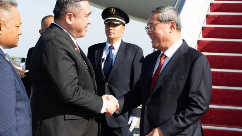 Primeiro-ministro chinês chega à Malásia para reuniões de líderes sobre cooperação no Leste Asiático