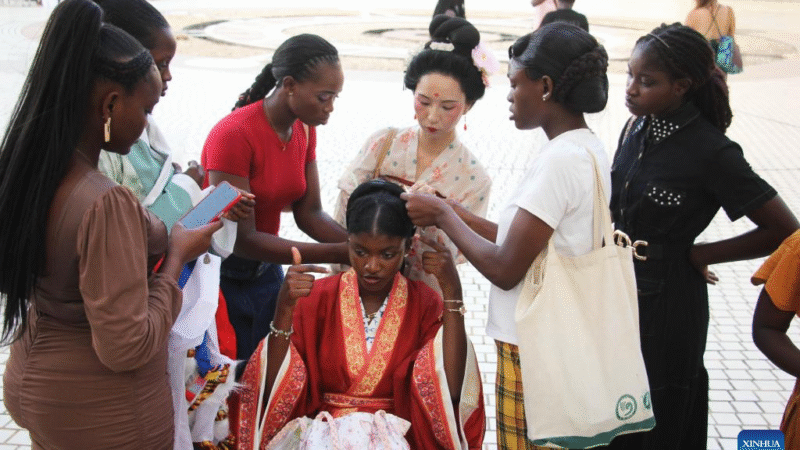 Destaque: Desfile de Moda China-Benin tece laços de amizade através da seda e do algodão