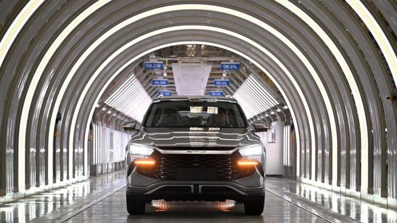 Produção e vendas de VNEs da China aumentam nos primeiros 10 meses de 2025