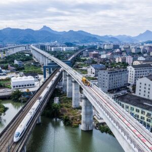 Primeiro navio de assalto anfíbio Tipo 076 da Marinha do ELP da China, o Sichuan, realiza primeiro teste marítimo