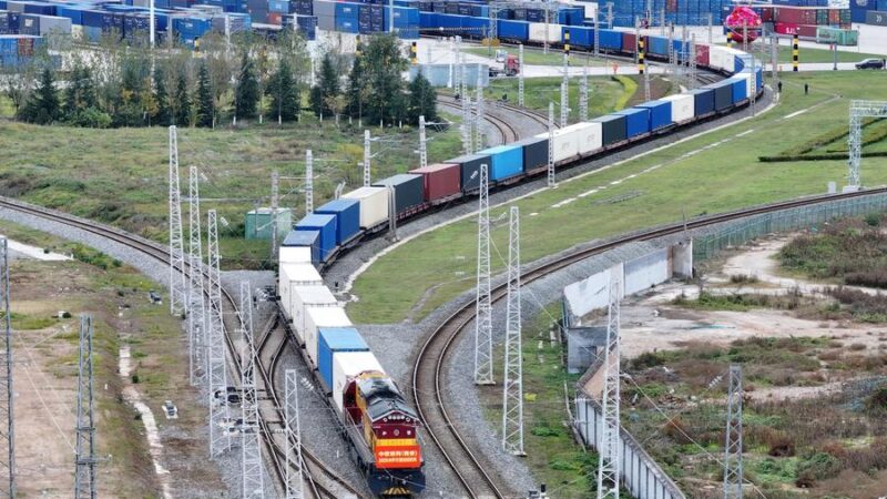 Percursos de trens de carga China-Europa chegam a quase 120 mil