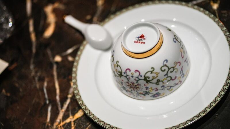 Legados compartilhados em azul e branco unem centros de produção de cerâmica do Reino Unido e da China