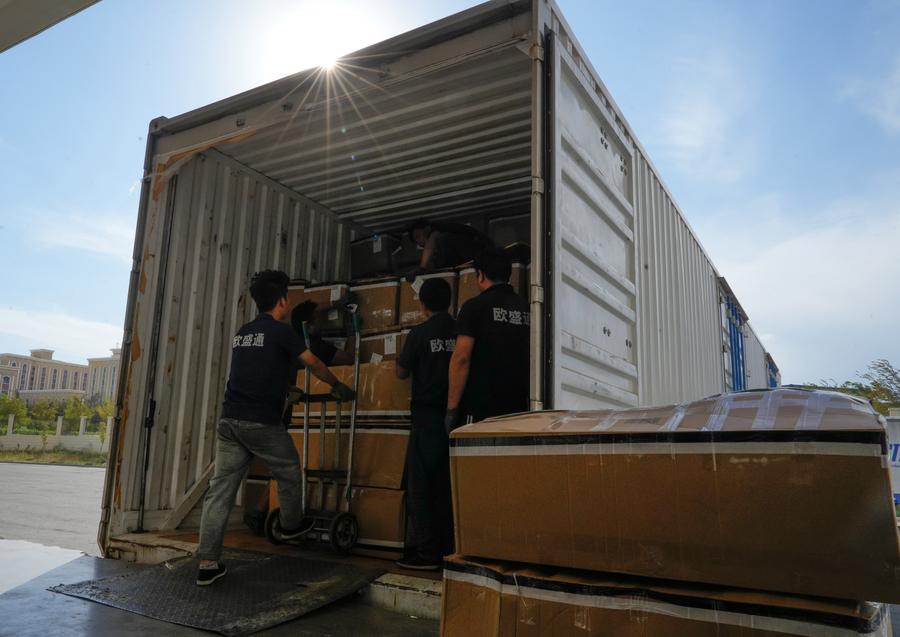 Principal porto terrestre de Xinjiang na China registra mais de 7 mil viagens de trens de carga entre China e Europa