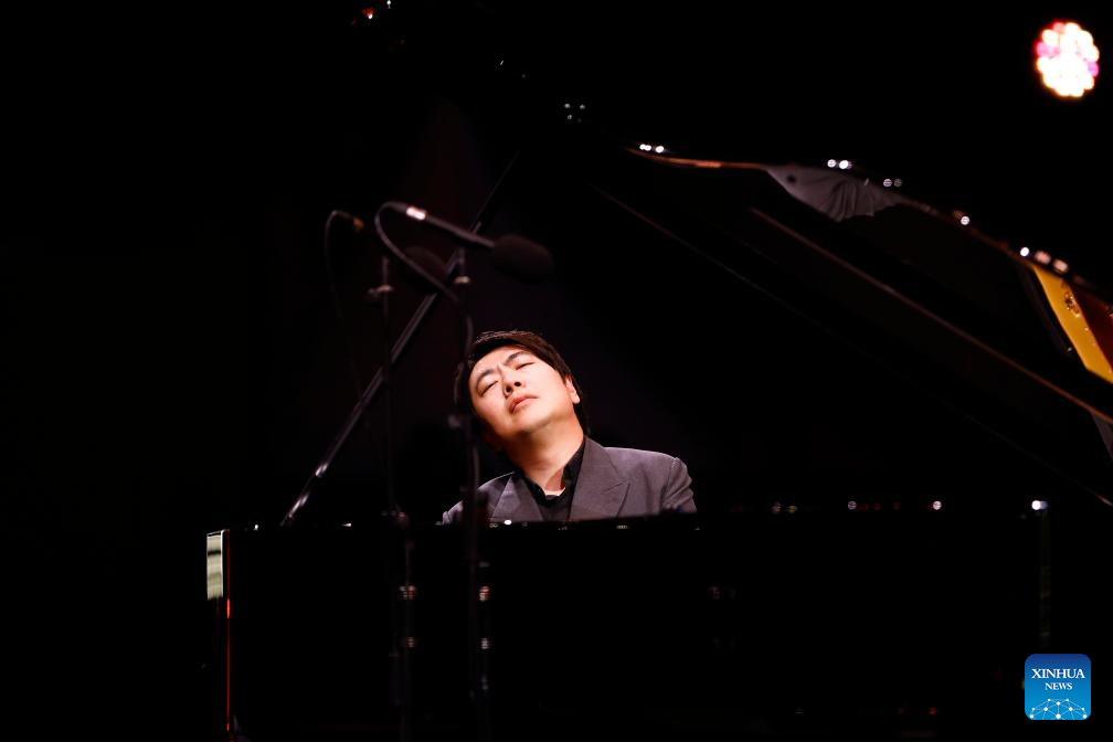 Virtuoso pianista chinês Lang Lang cativa público em concerto nas pirâmides do Egito