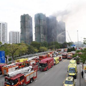 Parte continental corre para ajudar Hong Kong a combater incêndio em complexo residencial