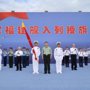 Xi participa da cerimônia de comissionamento do porta-aviões Fujian da China