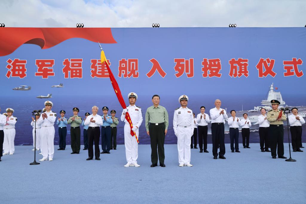 Xi participa da cerimônia de comissionamento do porta-aviões Fujian da China