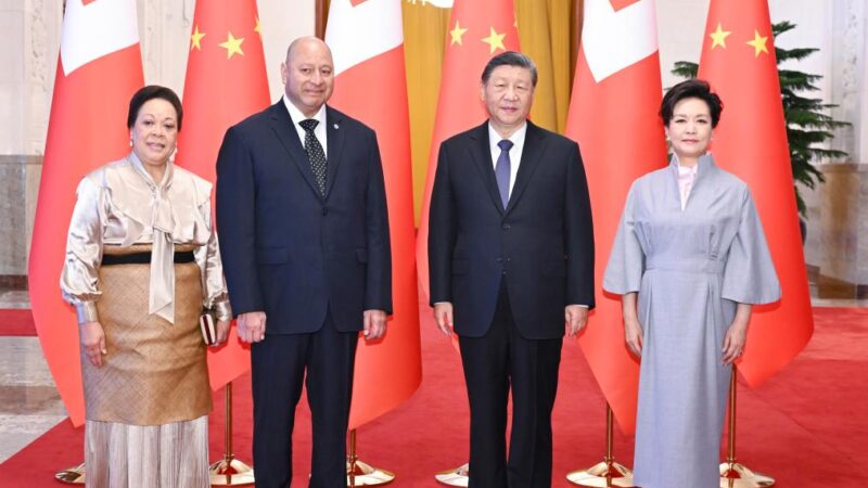 Xi reúne-se com o rei de Tonga e pede melhor alinhamento das estratégias de desenvolvimento