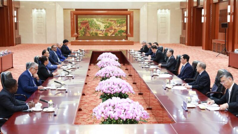 Mais alto legislador da China reúne-se com participantes do Seminário para Representantes dos Países Insulares do Pacífico