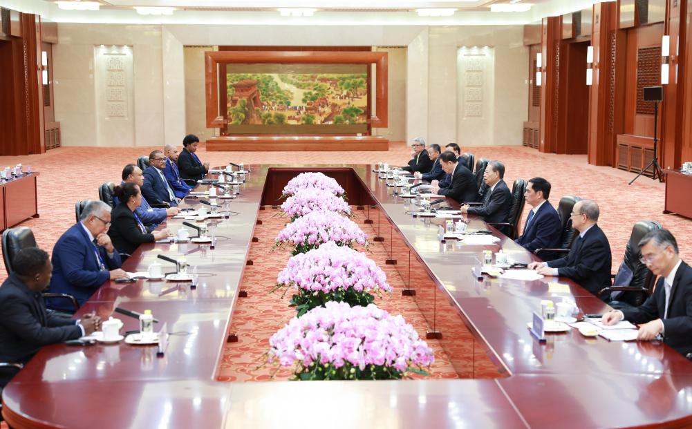 Mais alto legislador da China reúne-se com participantes do Seminário para Representantes dos Países Insulares do Pacífico