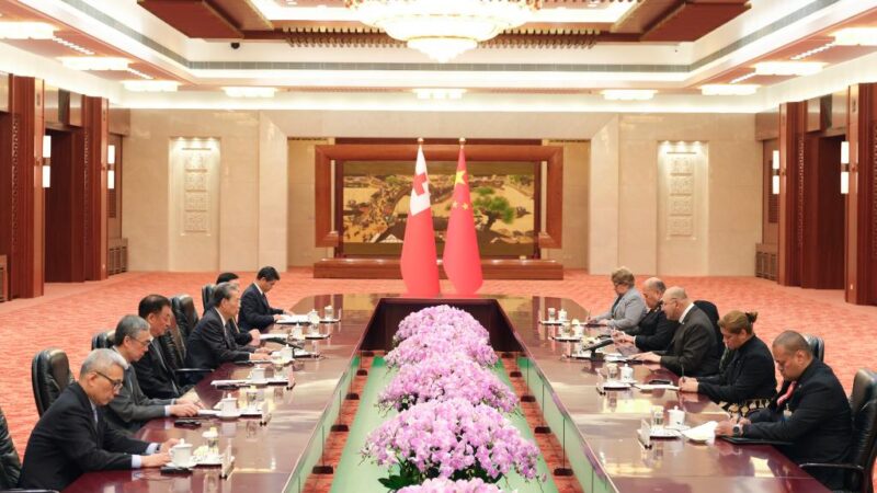 Mais alto legislador da China reúne-se com rei de Tonga