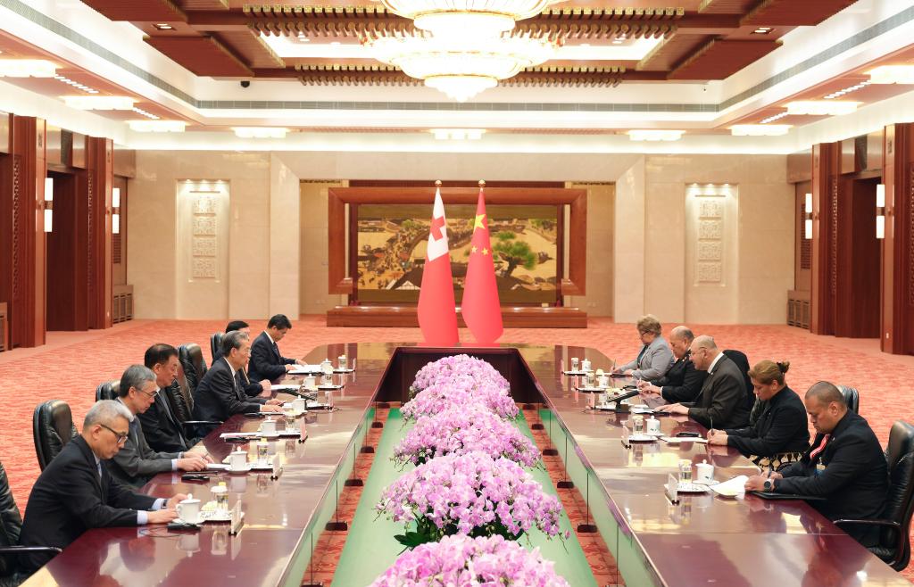 Mais alto legislador da China reúne-se com rei de Tonga